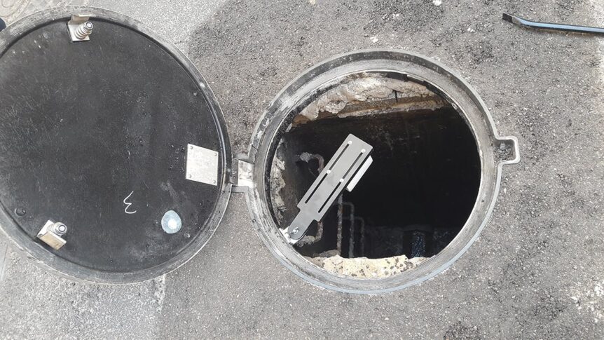 automatisk vattenstandsmätning brunnar med LoRaWAN sensorer installerade i betongbrunn